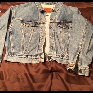 Vintage ladies Levi’s medium wash jean jacket